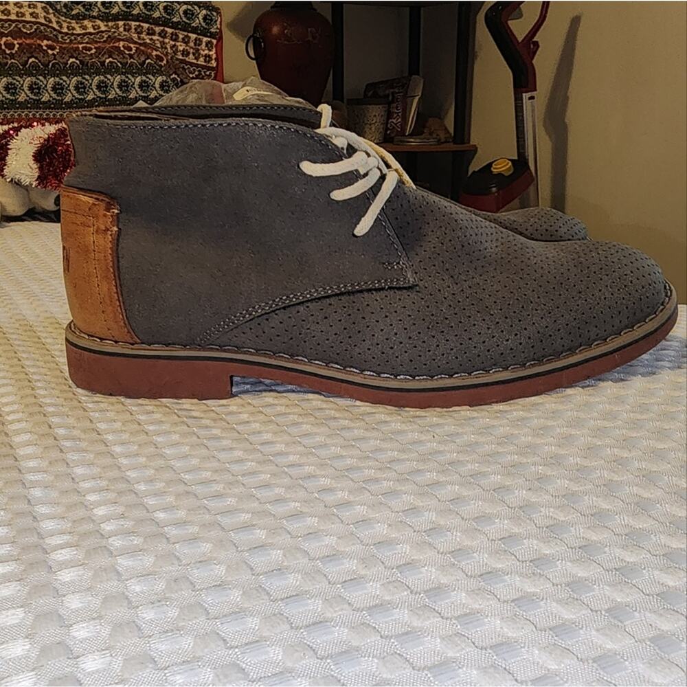 STEVE MADDEN EUC BOYS SIZE 4 GRAY SQUADRON PILIT SHOES